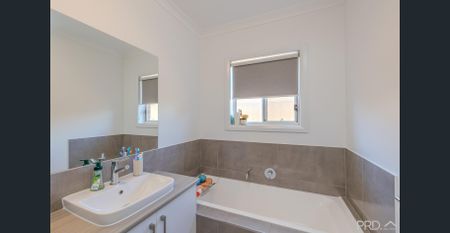 3 BEDROOM FAMILY HOME - 3 LIVING AREAS & SHED - Photo 2