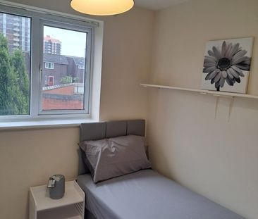 Room in a Shared House, Signal Drive, M4O - Photo 1