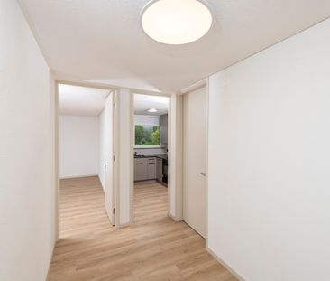 "Moderne 2-Zimmer-Wohnung mit Balkon und Aussicht in Zürich Altstet... - Photo 1