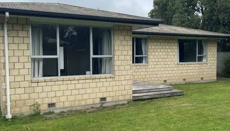 Spacious Three Bedroom House In Ferndown - Photo 5