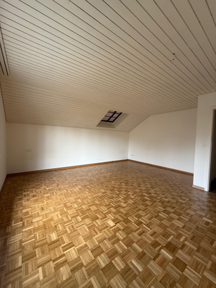 Grosszügige 3.5-Zimmerdachwohnung mit Balkon / Mietzinsaktion - Photo 1