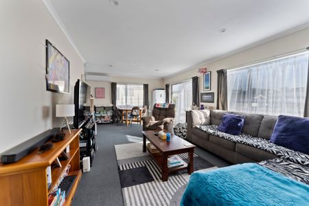 Charming 2-Bedroom - Photo 2