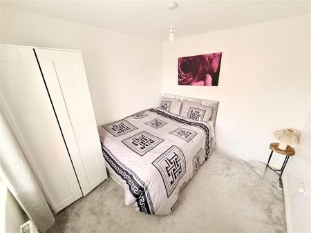 3 bedroom end of terrace house to rent - Photo 2