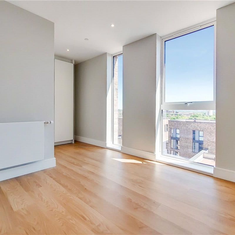 Excellent two-bedroom, two-bathroom flat within Wimbledon Grounds, this prestigious new development next to the AFC Wimbledon Stadium. The apartments all have generous balconies, lift access, secure bike storage and landscaped communal gardens. - Photo 1