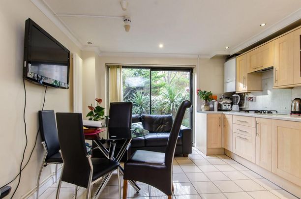 4 bedroom end of terrace house to rent - Photo 1