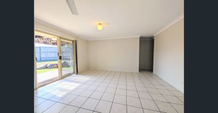 Spacious Family Home - 4 brms, master ensuite and WIR, separate carpeted lounge and tiled dining/family with AC, celling fans, dishwasher. Large yard - Photo 2