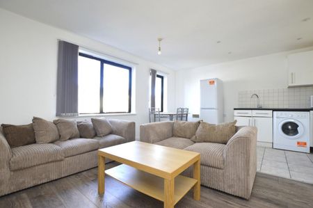 2 bedroom Flat To Let - Photo 3