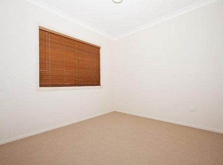 Conveniently Located 3-Bedroom Home – Walk to Westridge Shopping Centre - Photo 3