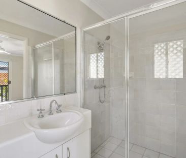 Spacious & Stylish Townhouse in Prime Inner-City Location - Photo 5