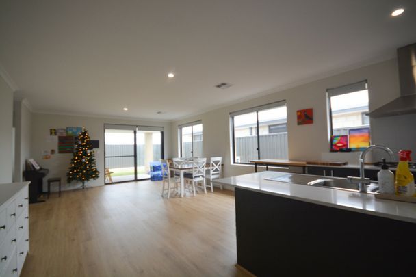 Madora Bay Coastal Lifestyle! - Photo 1