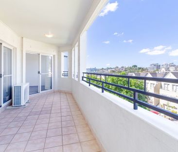 Stylish, Spacious And Modern Three Bedroom Apartment with access to... - Photo 1