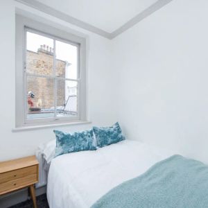 2 bedroom flat in London - Photo 2