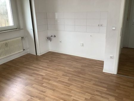 Wohnung mit modernem Wannenbad und neuer Tapezierung an den Wandflächen - Photo 5