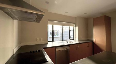 Lovely north facing 3 bedroom apartment - Photo 5