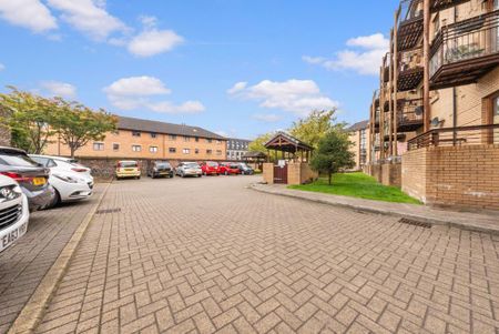 3 bedroom flat to rent - Photo 3
