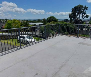 Te Atatu South - Four Bedroom Home - Photo 1