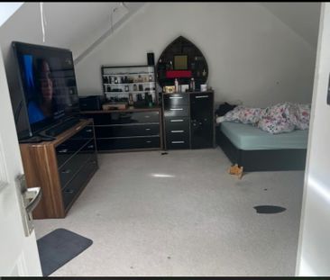 Room in a Shared House, Stockingstone Road, LU2 - Photo 3