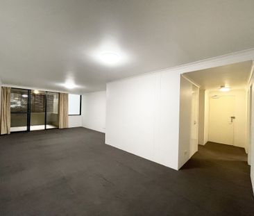 SPACIOUS 2 BEDROOM RESIDENCE IN PYRMONT - Photo 1