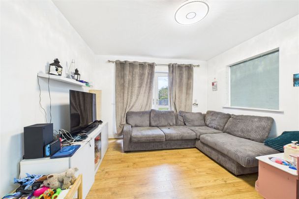 2 bedroom Flat in Luscinia View, Reading - Photo 1