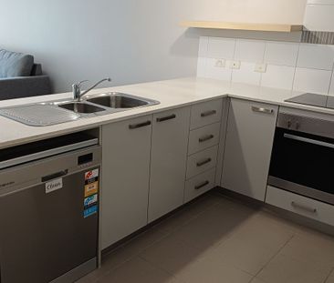 Fabulous 1 Bedroom 2 Bathroom Apartment - Photo 6