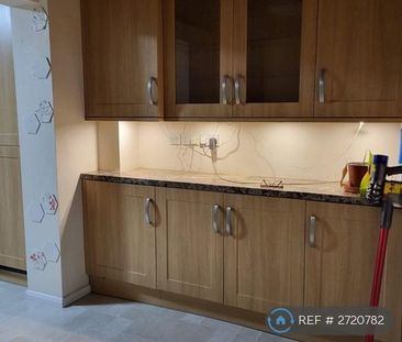 4 bedroom semi-detached house to rent - Photo 6