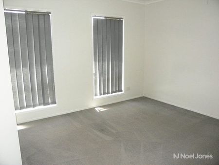 27 Rangeview Terrace, BULLEEN - Photo 3