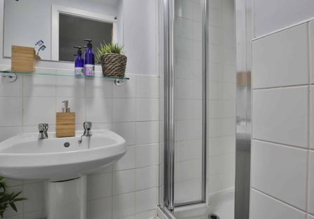 Silver En Suite - Photo 5