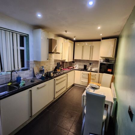 3 Bed Terraced House, Compstall Avenue, M14 - Photo 4