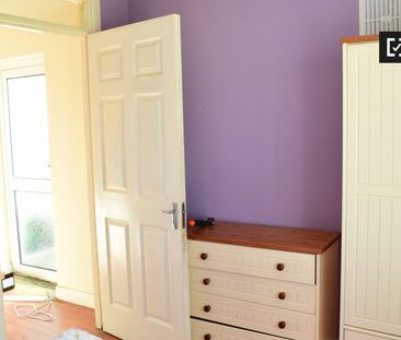 Light room in 4-bedroom apartment in Dublin - Photo 5