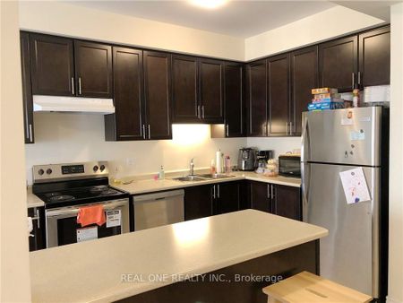 Townhouse For Lease | X8130592 - Photo 5