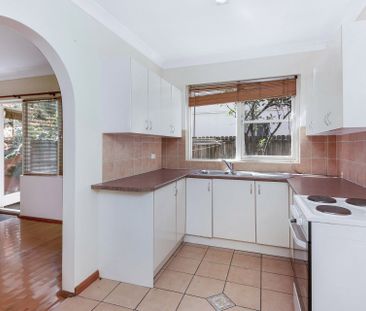 Large Two Bedroom Apartment with Private Courtyard - Photo 3