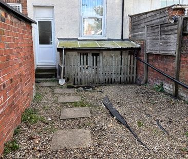 2 Bed Flat, Redecorated Ground And Lower Ground, RG1 - Photo 2