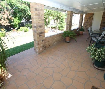 IMMUCULATE & SPACIOUS BRICK HOME - Photo 3