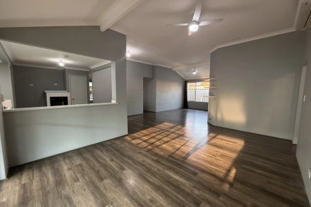 Coastal Comfort and Convenience - Your Secret Harbour Retreat Awaits - Photo 3