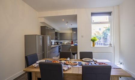 Fantastic 5 Bed Student House - Photo 2