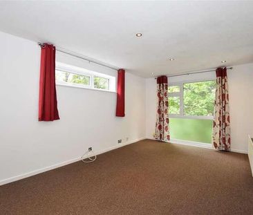 Aurum Close, Horley, RH6 - Photo 2