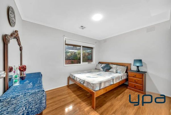 “Immaculate Family Home Offering Comfort and Convenience !!” - Photo 1