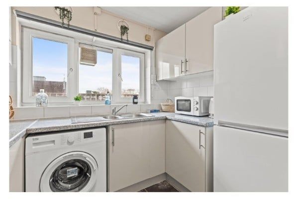 Room in a Shared Flat, Ludovick Walk, SW15 - Photo 1