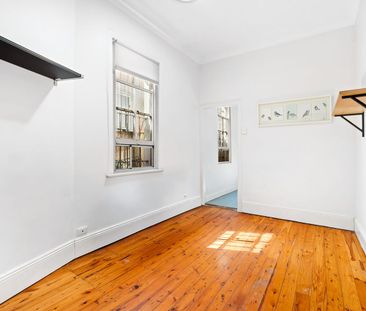 Charming Two-Bedroom Terrace with Private Courtyard in the Heart of... - Photo 6