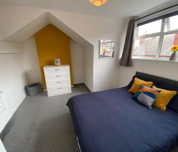 Edinburgh Grove (room 5), Armley, Leeds - Photo 1