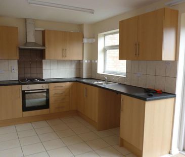 3 bedroom semi-detached house to rent - Photo 6