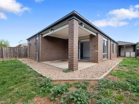 4 BEDROOM FAMILY HOME - Photo 3