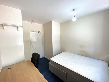 4 bedroom flat to rent - Photo 4