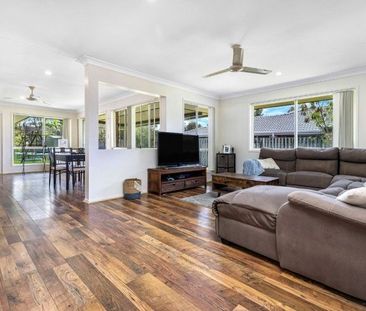 4 bedroom family home with large yard - Photo 1