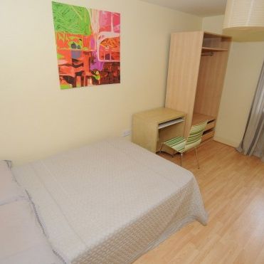 MODERN 3 BEDROOM STUDENT APARTMENT NEAR UNIVERSITY OF SCARBOROUGH - Photo 1