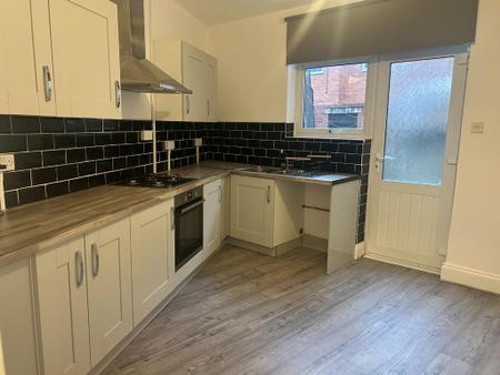 2 bedroom ground floor flat to rent - Photo 2