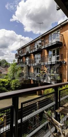 Bright 2-bedroom flat on Ramsey Walk N1 — balcony, wood floors & modern bathro - Photo 1