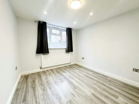 Flat to rent on - Photo 2