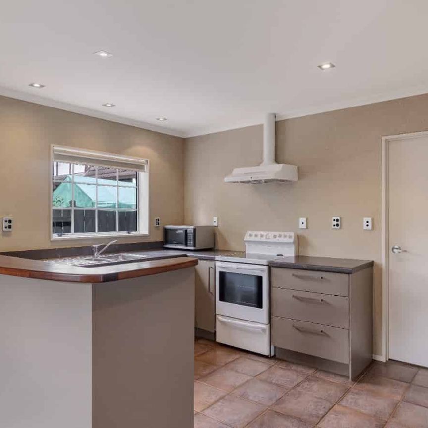 Short Term - Beachside Living in Beautiful Otumoetai! - Photo 1