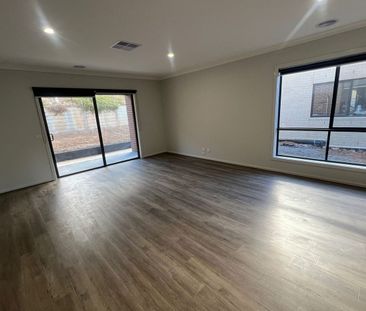 House in Bacchus Marsh with Beautiful Views !!!! - Photo 6